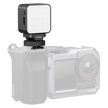 SmallRig 5446C - mini lampa LED do kamer sportowych (światło wypełniające, mocowanie 3w1) - przykład użycia, mocowanie